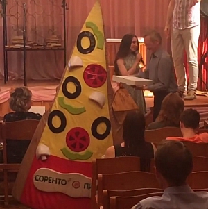 На чемпионате "Открой рот" в ДХМТ призом зрительских симпатий стала пицца Марио из Соренто