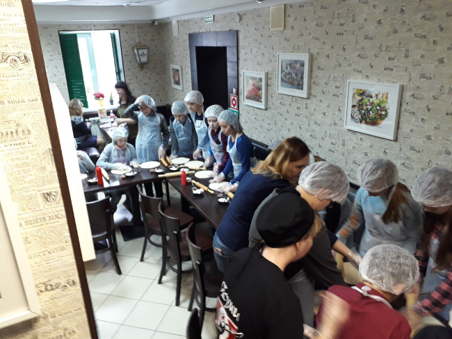 Дети на мастер-классе по изготовлению пиццы в пиццерии Соренто в Саранске, Химмаш