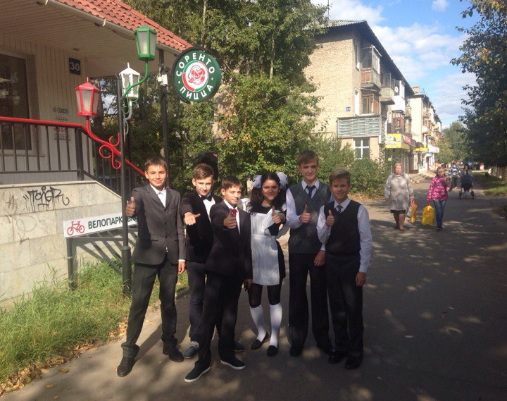 Школьники перед входом в пиццерию в Дзержинске